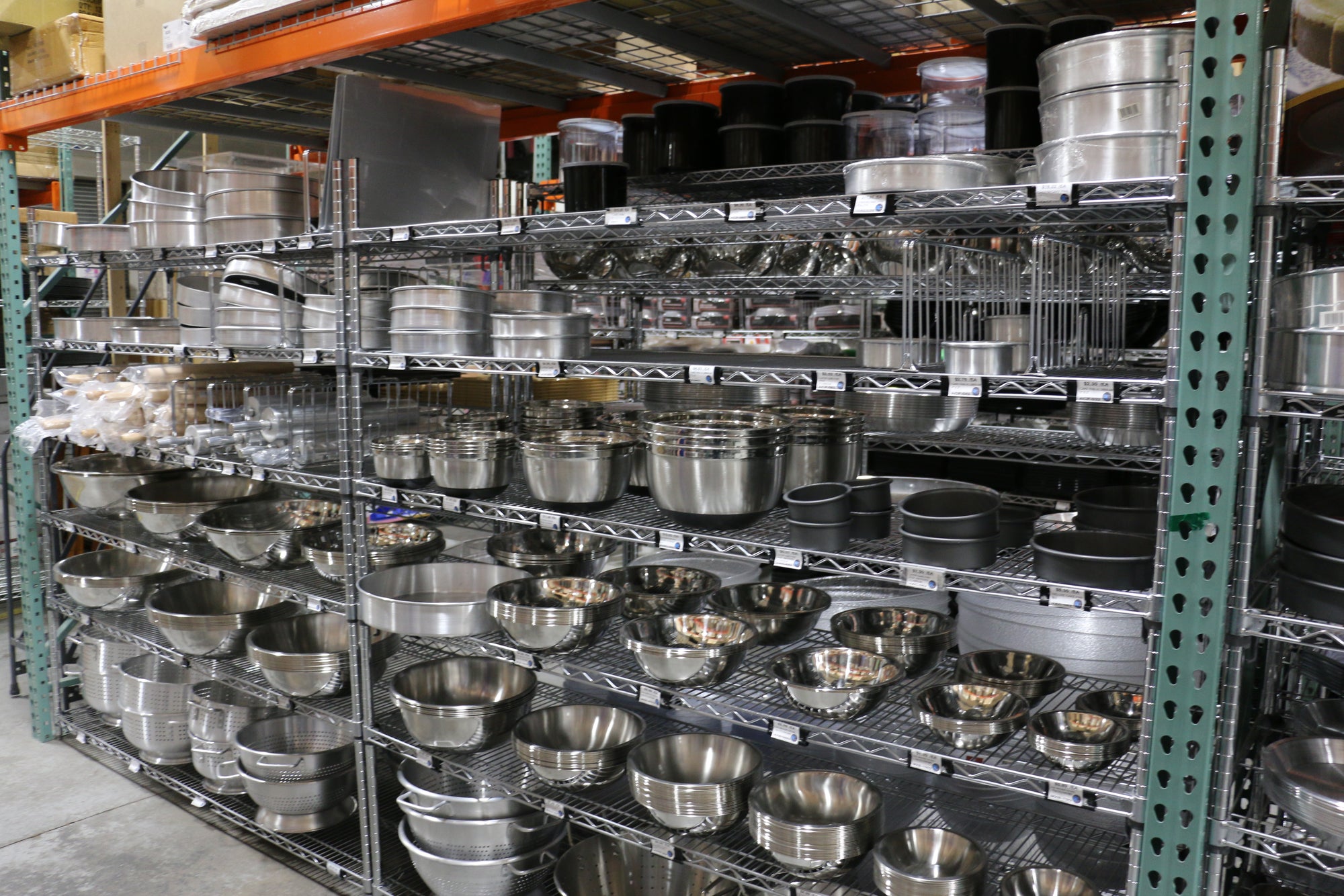 All the mixing bowls, pans, trays that your restaurant needs!